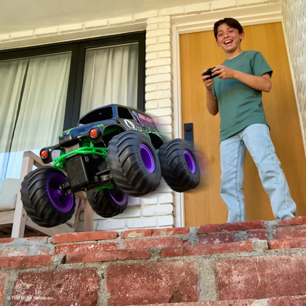 Monster Jam Smash & Bash 1:15 RC Grave Digger Monster Truck